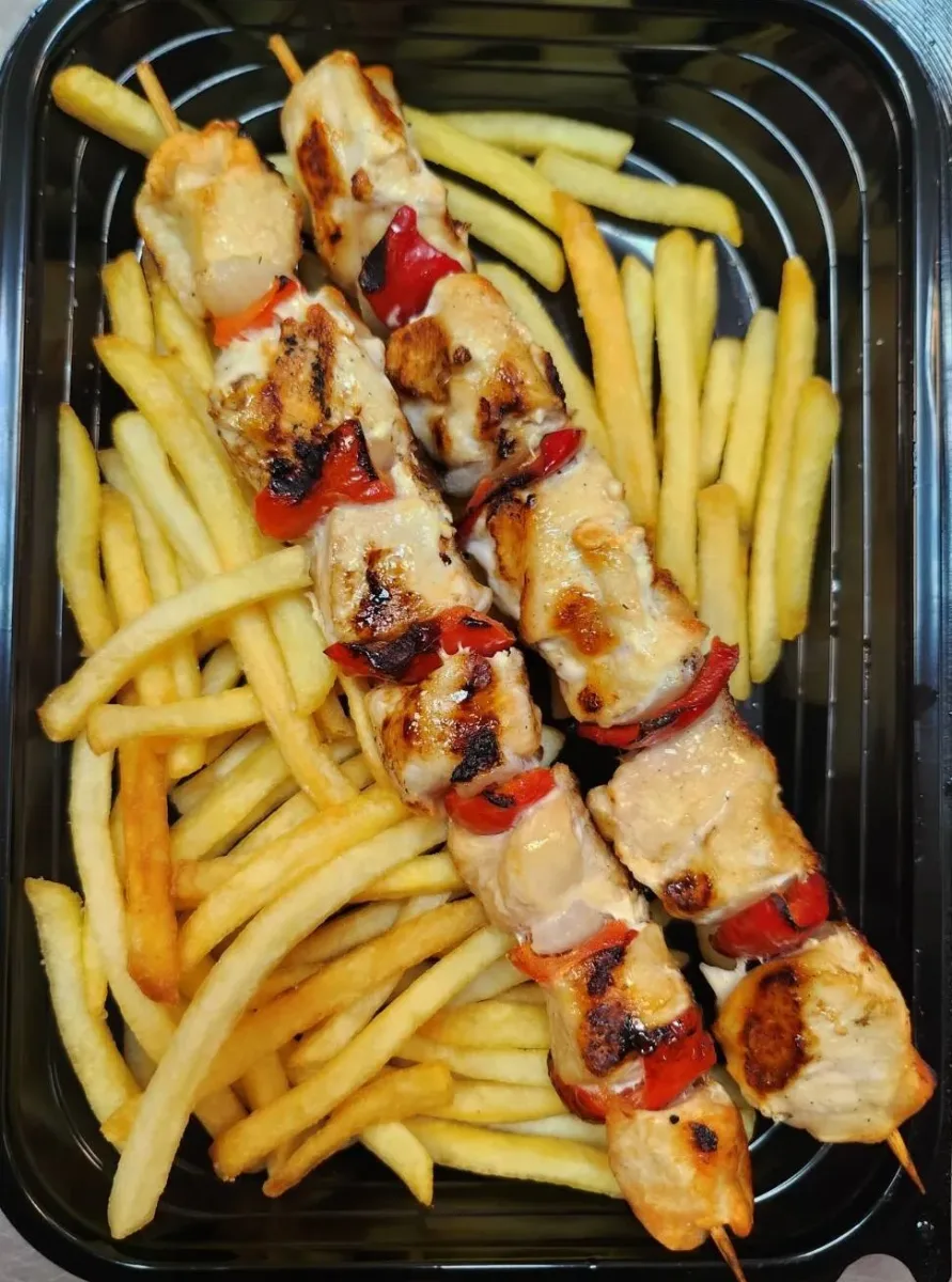 2 бр Пилешки шишчета на скара с гарнитура пържени картофи