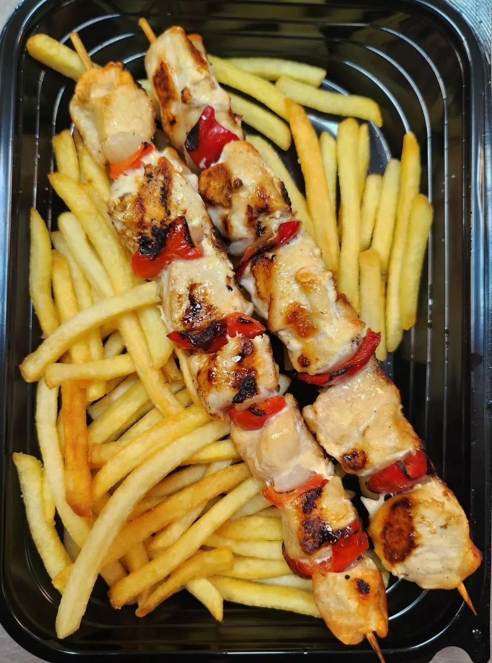 2 бр Пилешки шишчета на скара с гарнитура пържени картофи