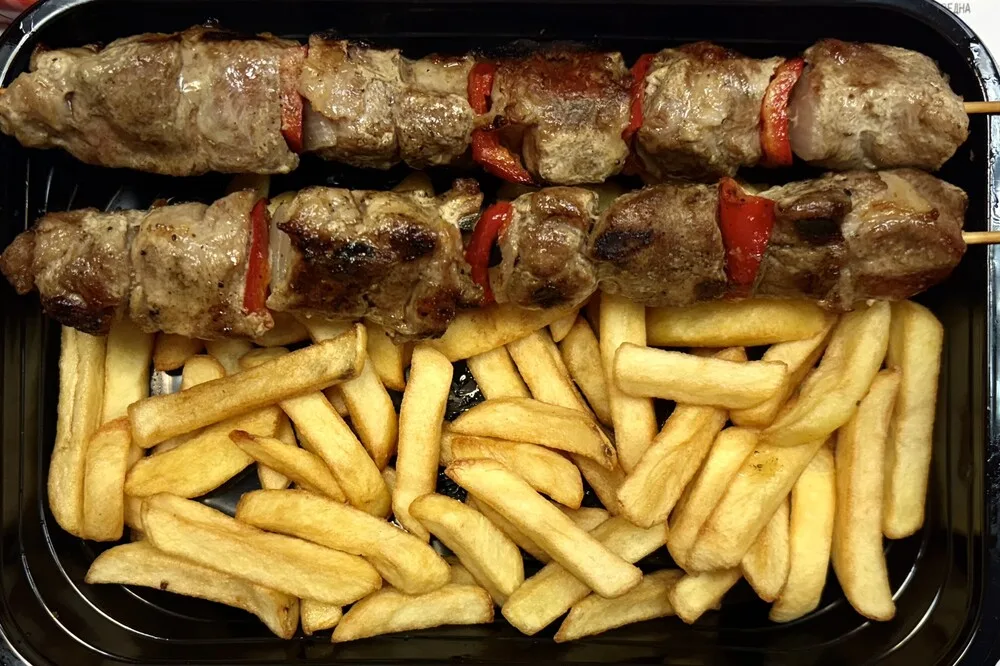 2 бр Свински шишчета на скара с гарнитура пържени картофи