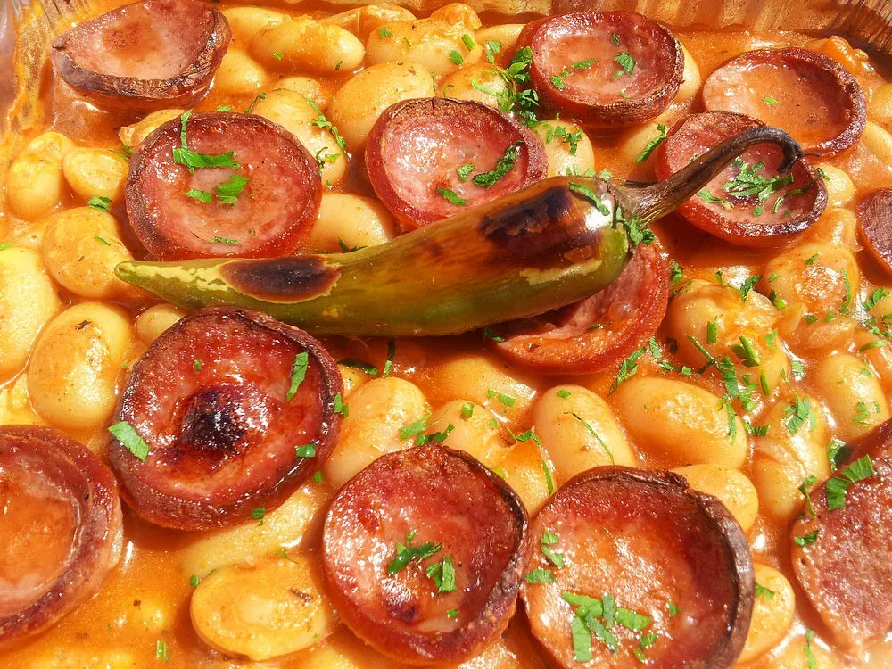 Боб с наденица