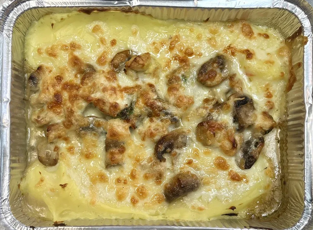 Пилешко филе с гъби лук и сметана запечено с кашкавал върху картофено пюре /Пиле по френски/