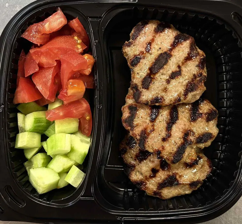 Порция от кюфтета на скара - 3бр.с гарнитура по избор