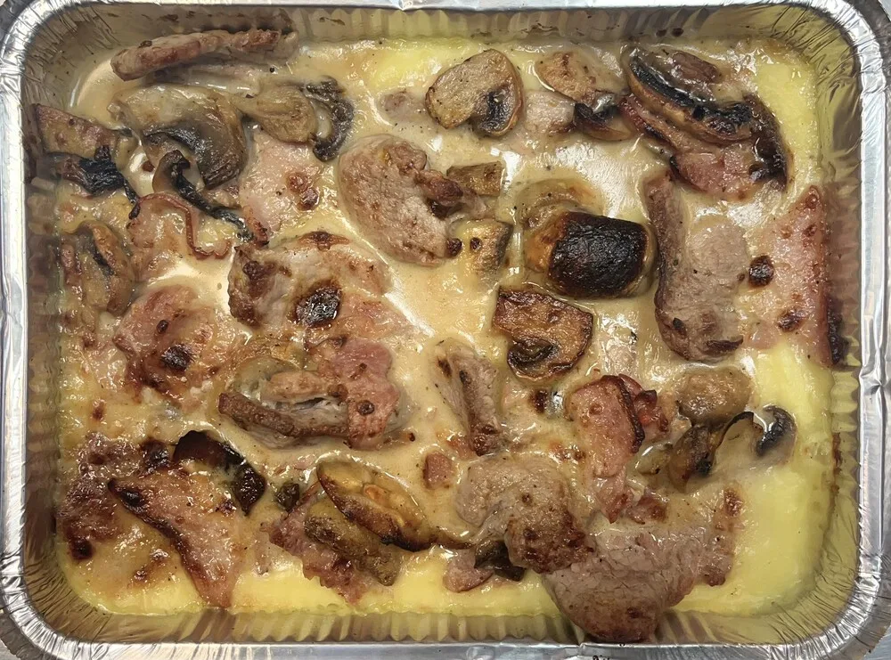 Свинско бон филе с пушен бекон и гъби върху картофено пюре /специалитет Ренесанс/