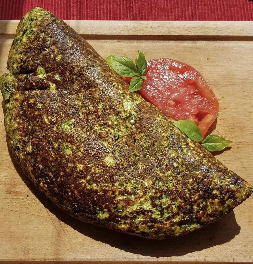 Спаначен омлет с обезмаслена извара с гарнитура домати и краставици