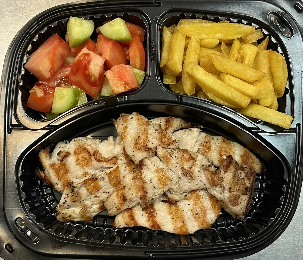 Пилешки бон филенца на скара с 2 бр гарнитури домати и краставици и пържени картофи