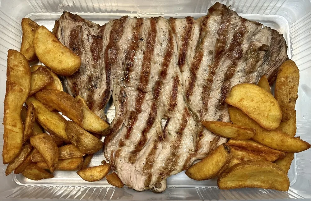 Свинско бон филе на скара с гарнитура картофи Уеджис