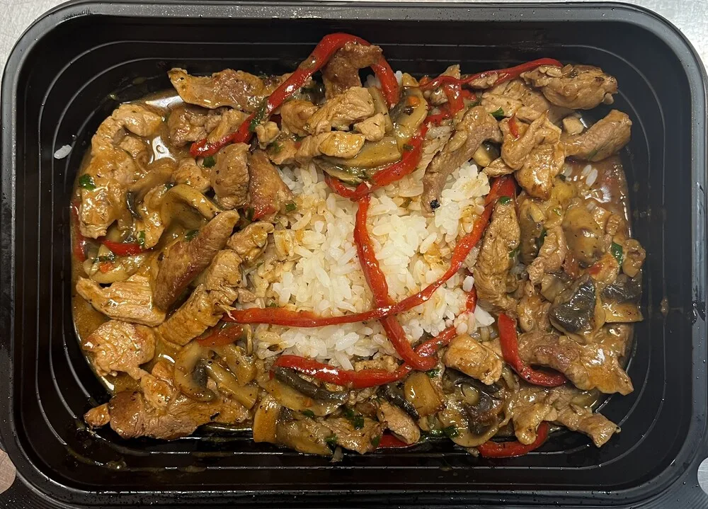 Крехко свинско бон филе с печена чушка, ориз и подправки