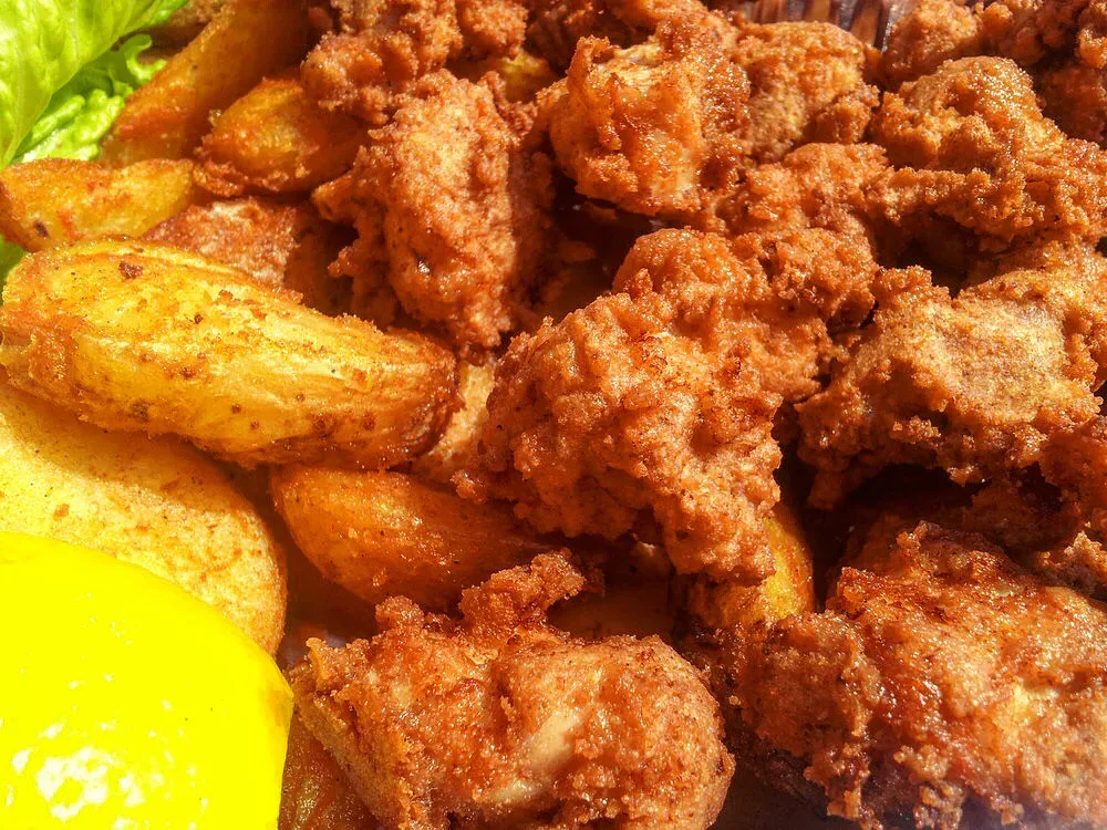 Пилешки хапки пане с гарнитура картофки Уеджис +сос по избор