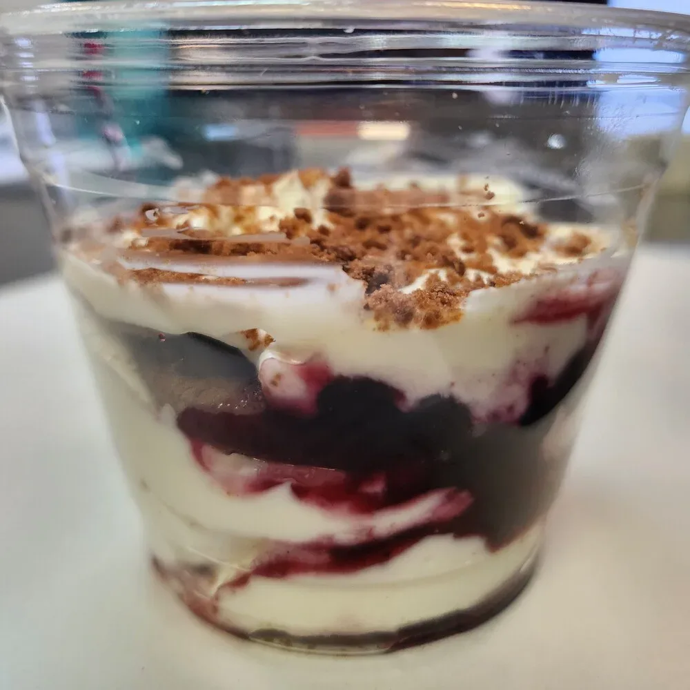 Бисквитена торта с маскарпоне и боровинки