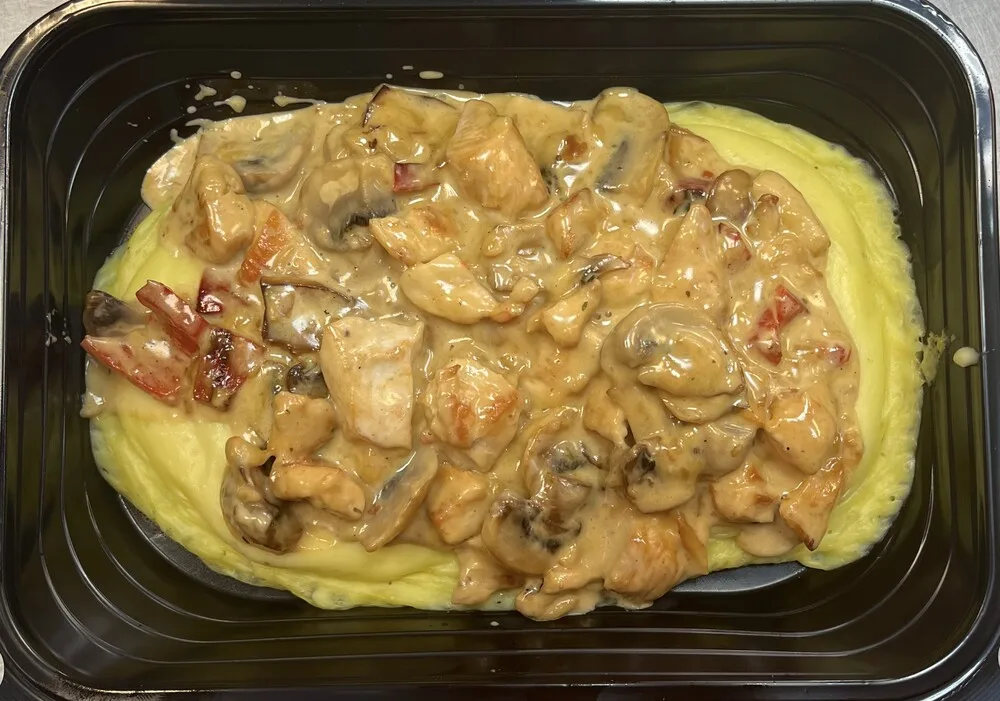 Пилешко филе с топено сирене върху картофено пюре