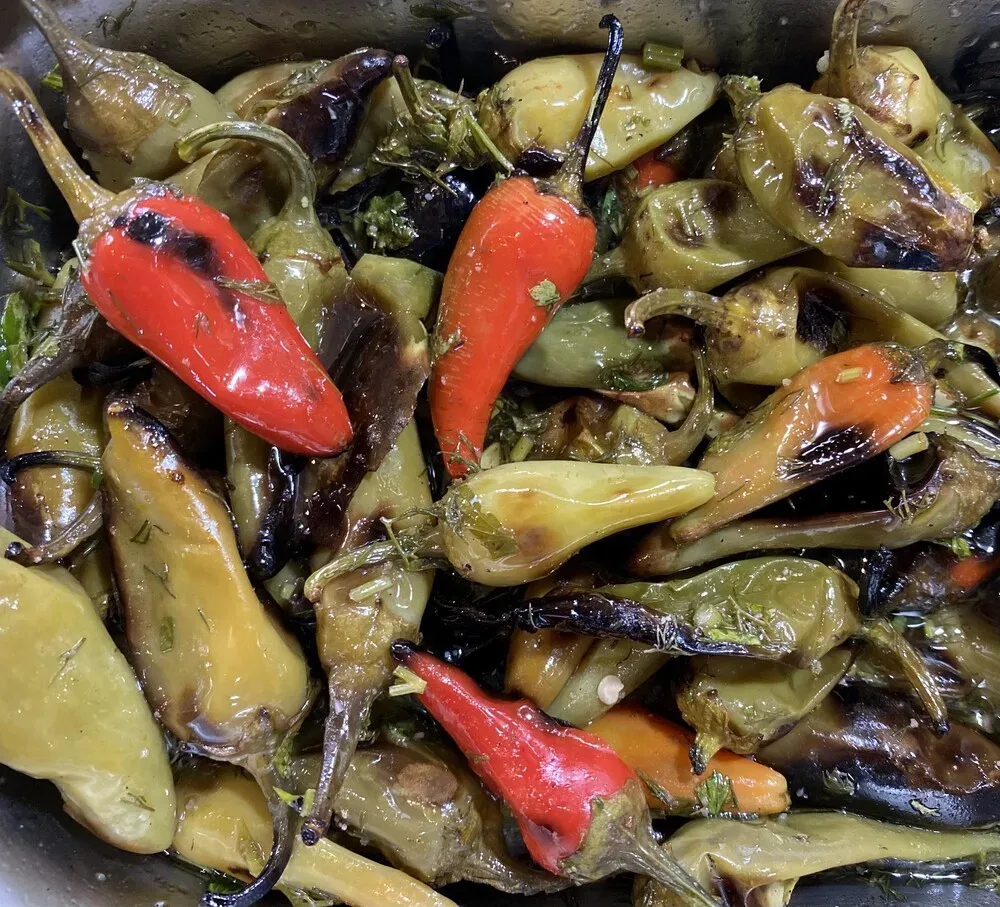 Салата печени люти чушки с оцет и чесън