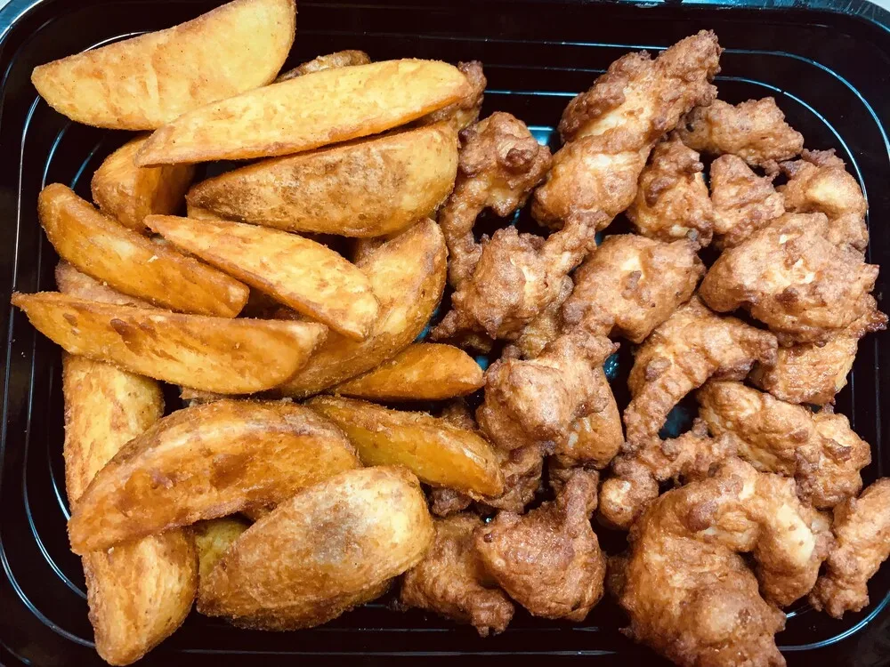 Пилешки хапки пане с пикантни картофи + сос по избор