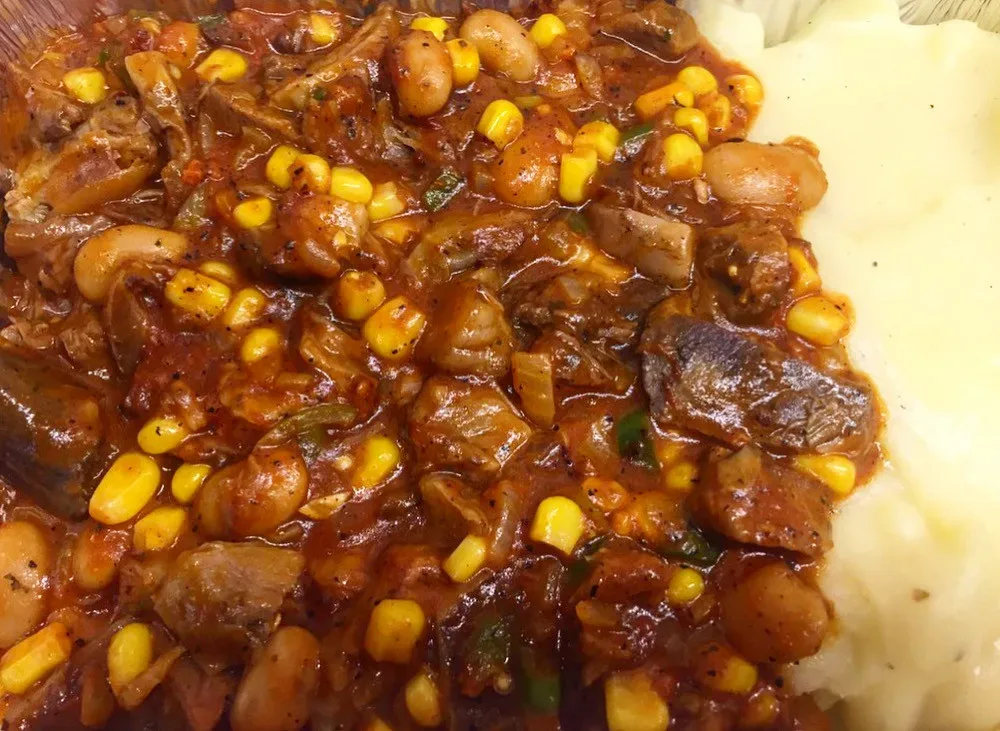 Чили кон карне със сос табаско и картофено пюре