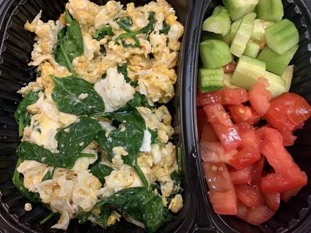 Бъркани яйца с бейби спанак и сирене с гарнитура домати и краставици