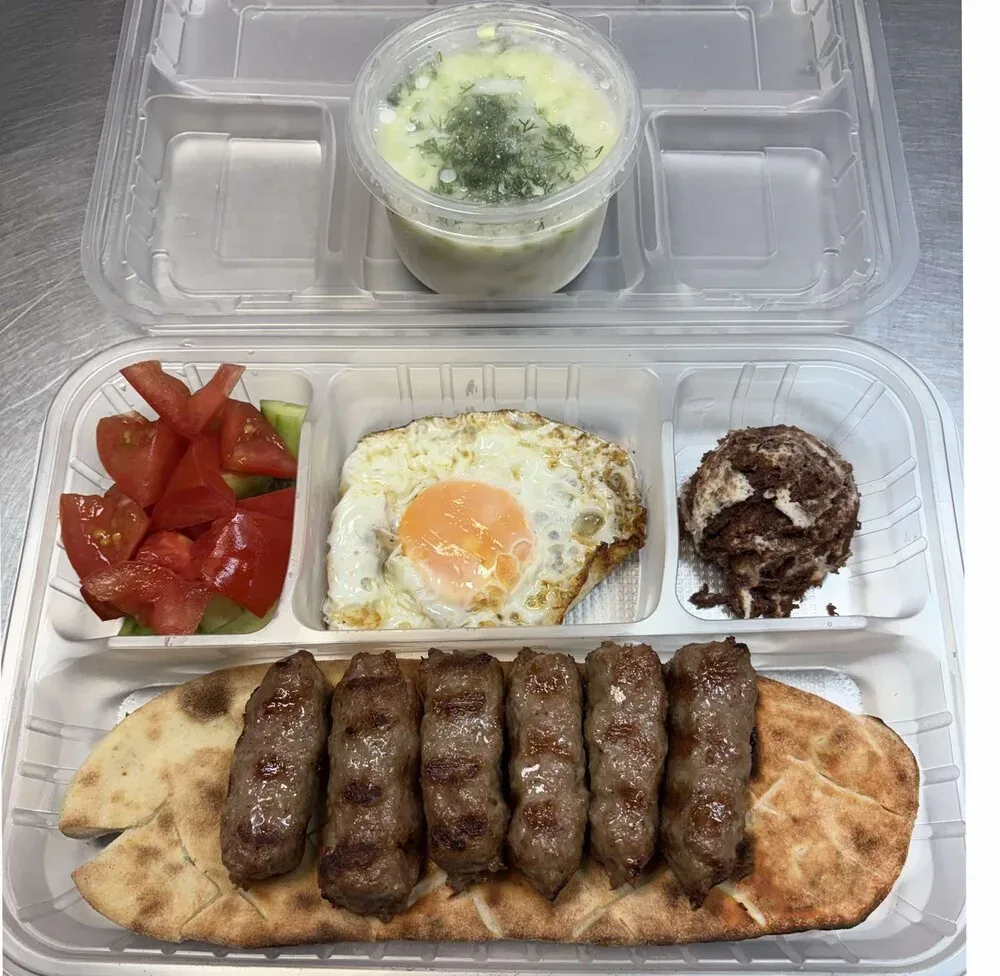 Комбо меню със сръбски кебапчета на скара с гарнитура по избор + таратор