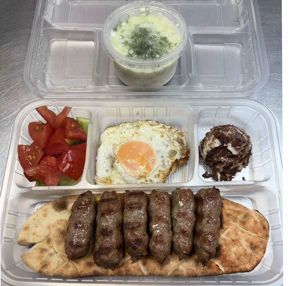 Комбо меню със сръбски кебапчета на скара с гарнитура по избор + таратор