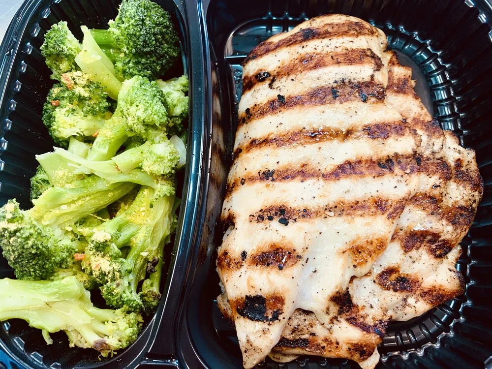 Пилешко филе на скара /170 г/ + 1 бр /150г/ гарнитура по избор