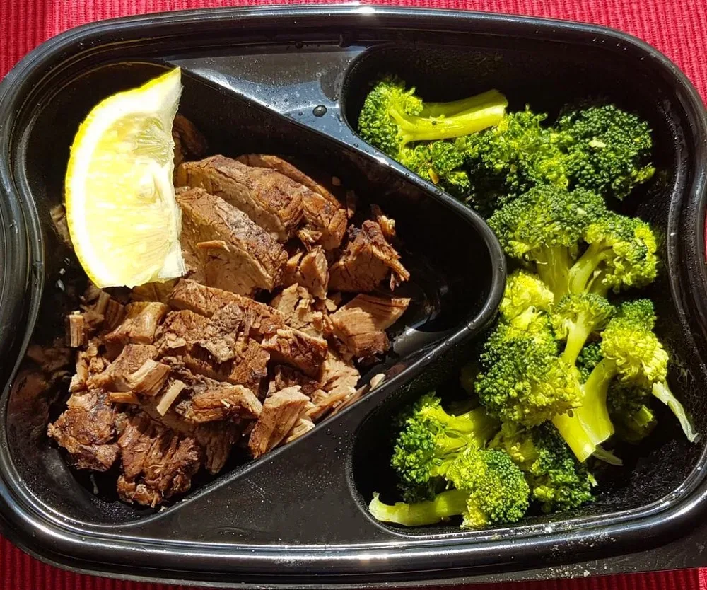 Телешко месо с подправки /170г/ +1 бр /150г/ гарнитура по избор