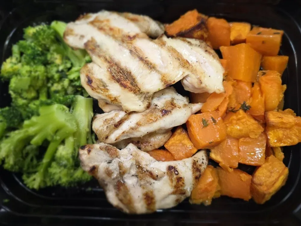 Печено пилешко бон филе на скара/200 г/+ 2 бр гарнитури/250г/