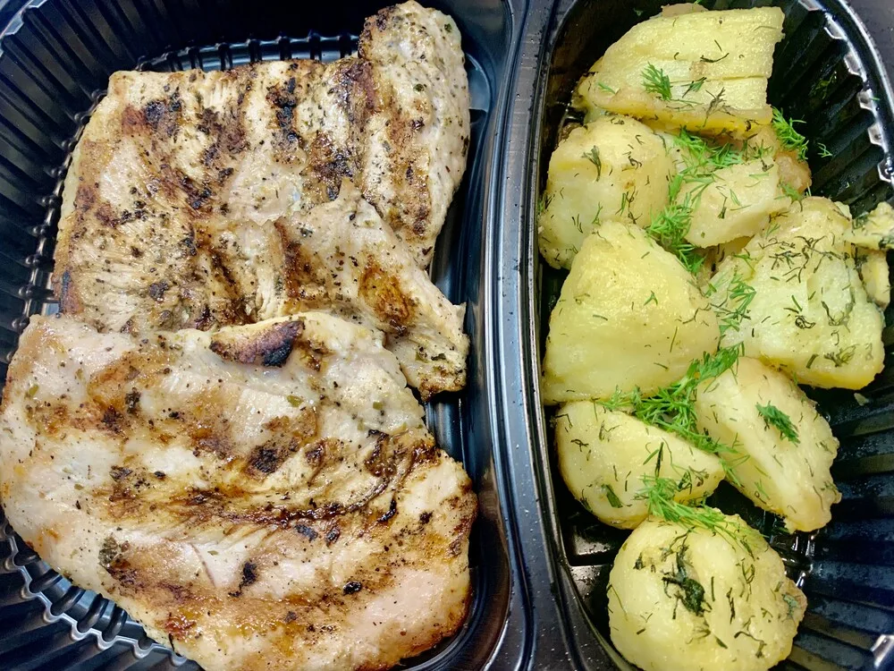 Мариновано Пуешко филе с подправки на скара с гарнитура картофи соте