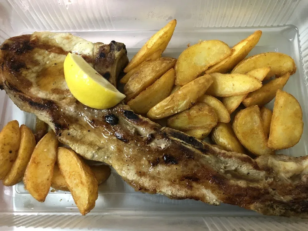 Гръцки котлет на скара с гарнитура картофи Уеджис