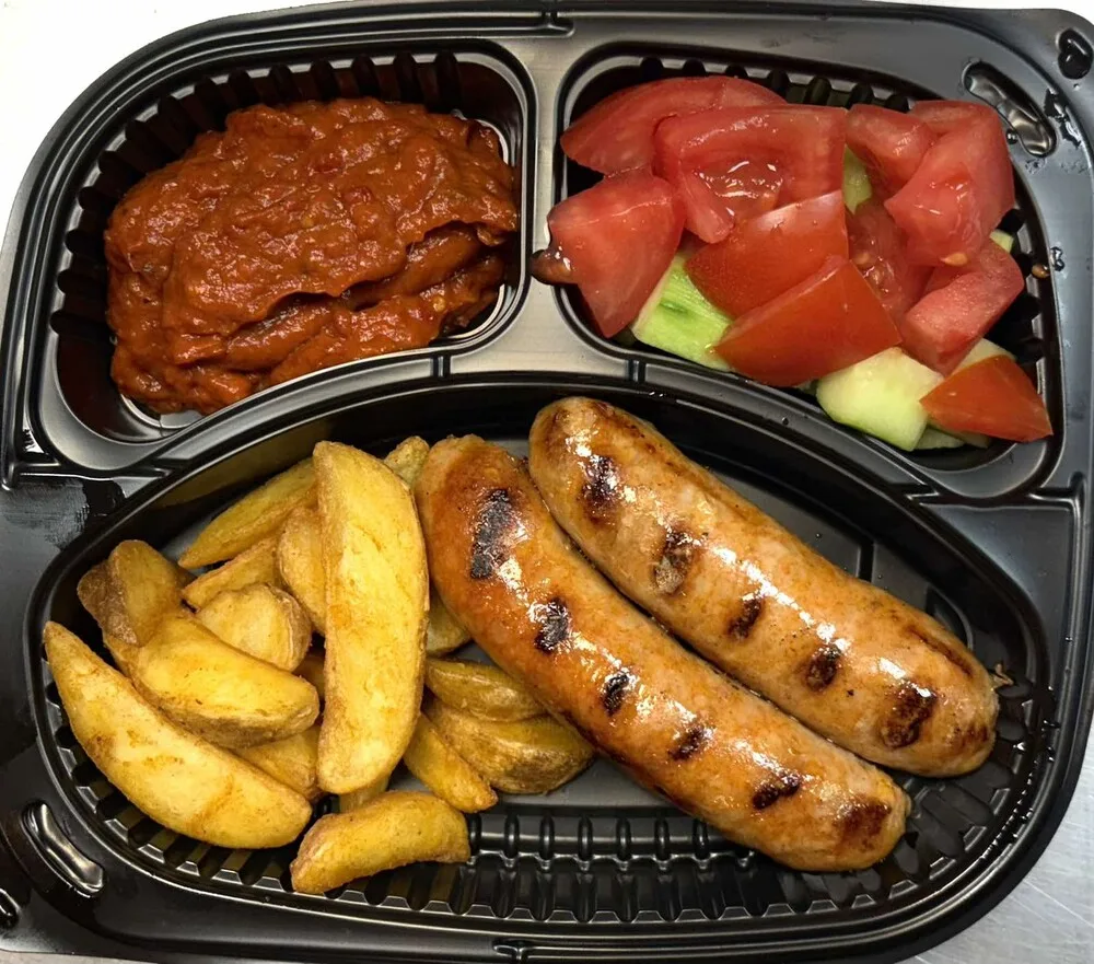 Свински наденички от кълцано месо с картофи Уеджес, лютеница и домати и краставици