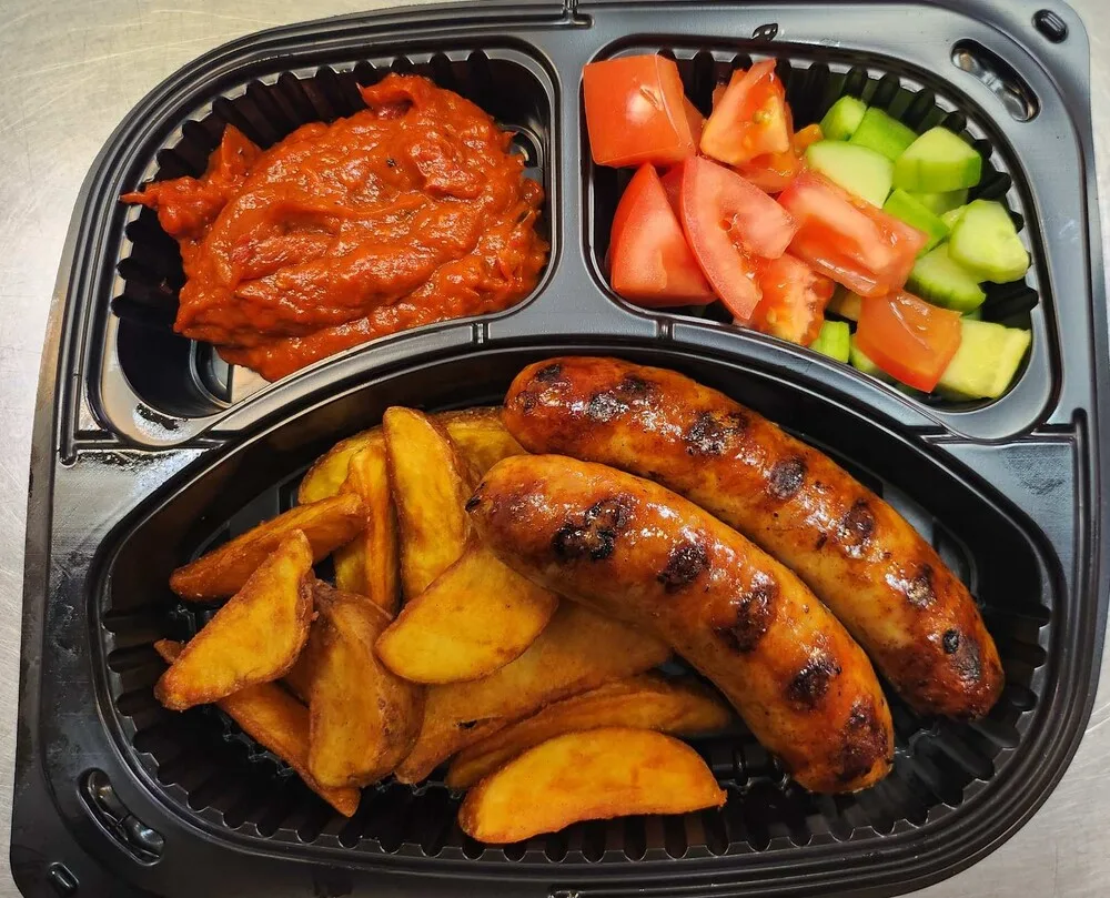 Свински наденички от кълцано месо с картофи Уеджес, лютеница и домати и краставици