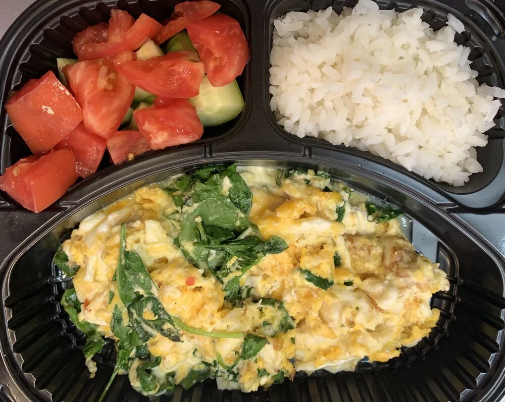 Бъркани яйца с извара и бейби спанак с 2 гарнитури /домати и краставици и бял ориз/