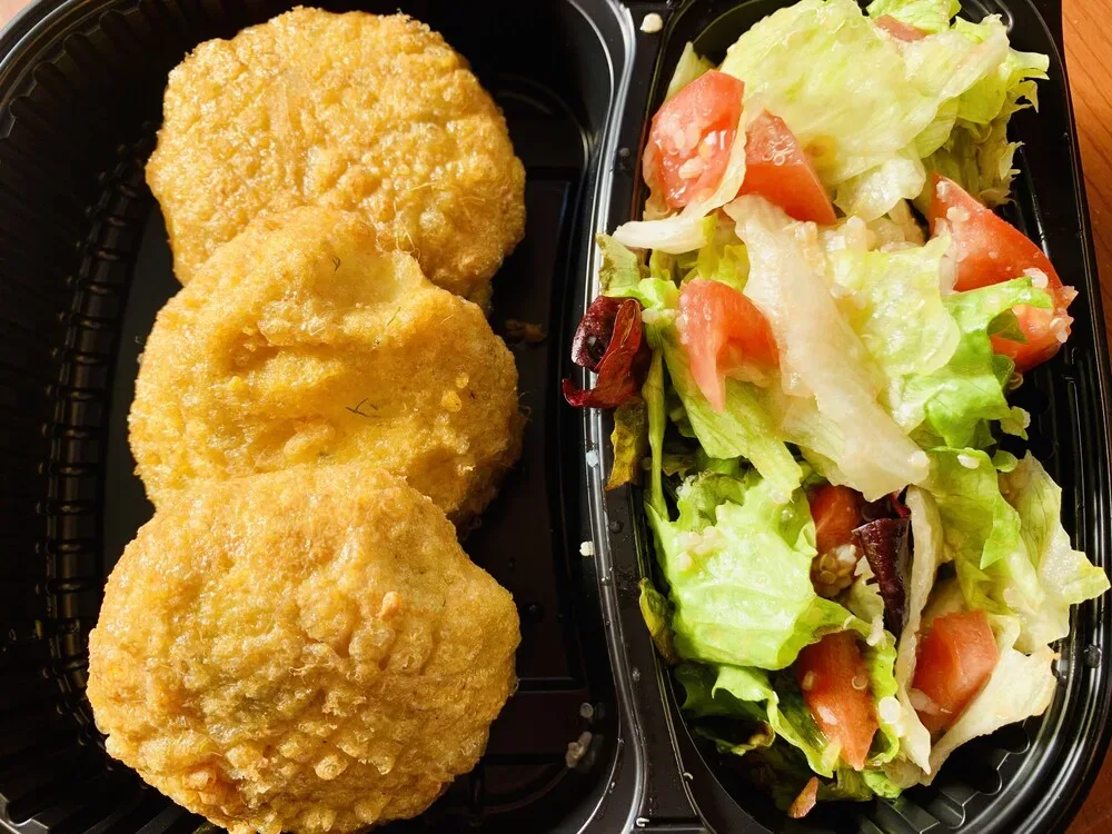 Картофени кюфтенца със сирене 3 бр с гарнитура домати и краставици и млечен сос