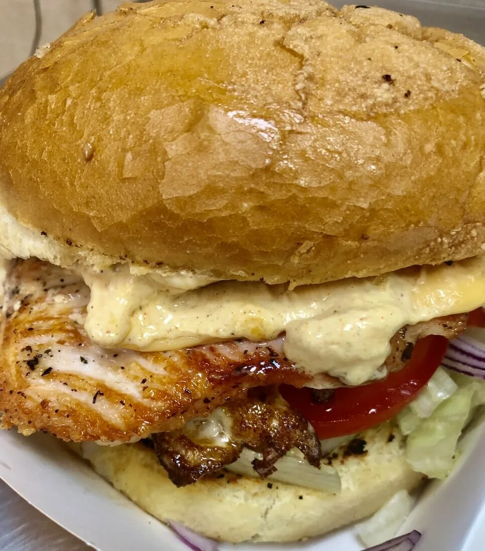 Пуешки бургер с картофи Уеджис