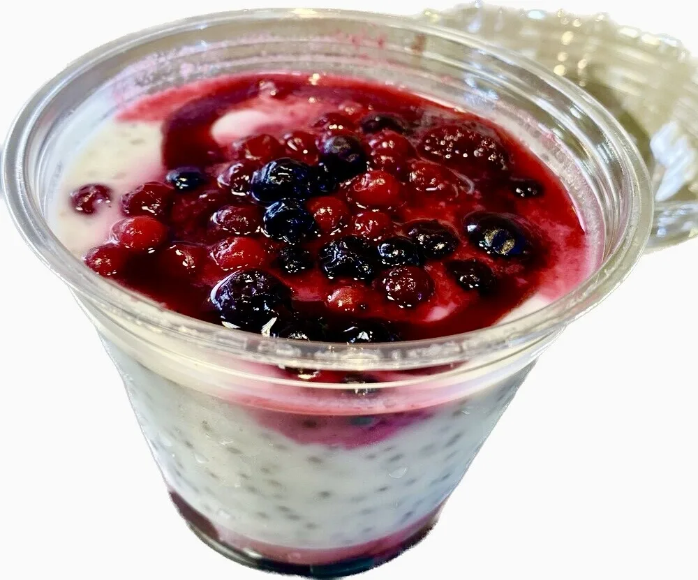 Млечен десерт с чия и горски плодове
