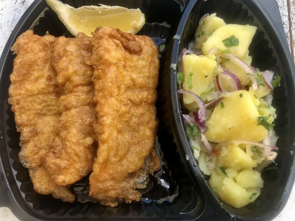Панирано хек филе с гарнитура картофена салата