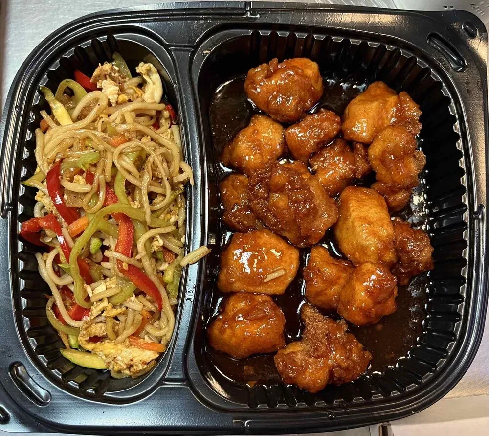 Пилешки хапки в сладко кисел сос с гарнитура яйчени нудли със зеленчуци и печен сусам