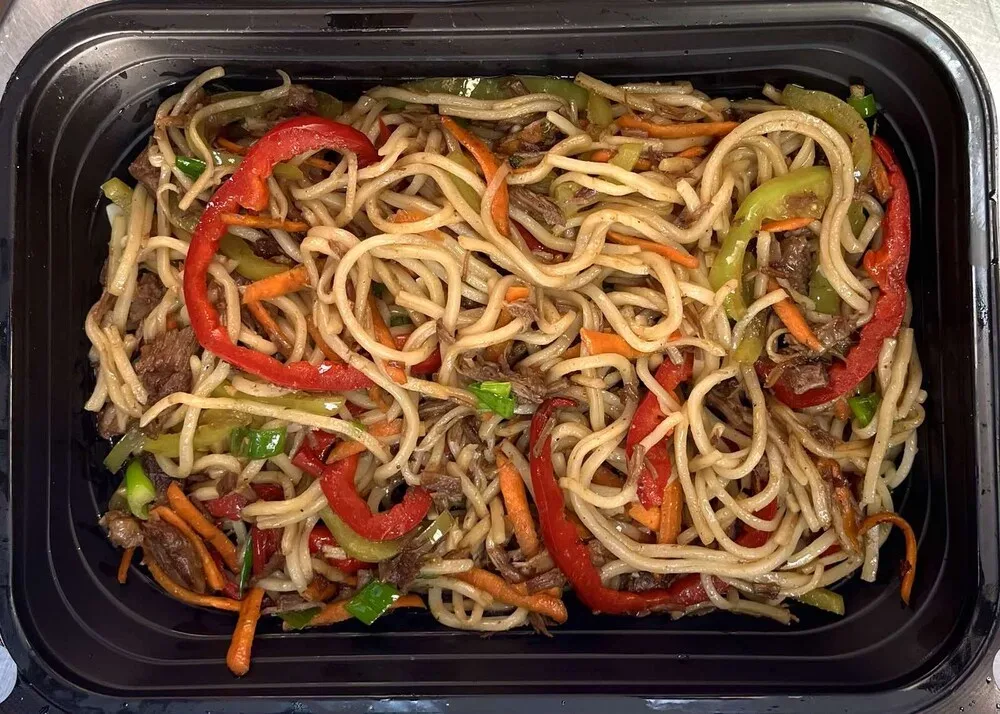 Нудли с телешко и зеленчуци