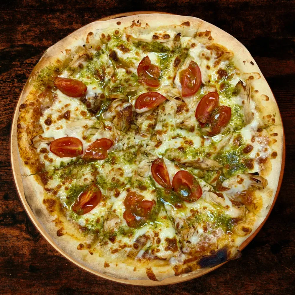 Пица с пиле, песто и чери домати