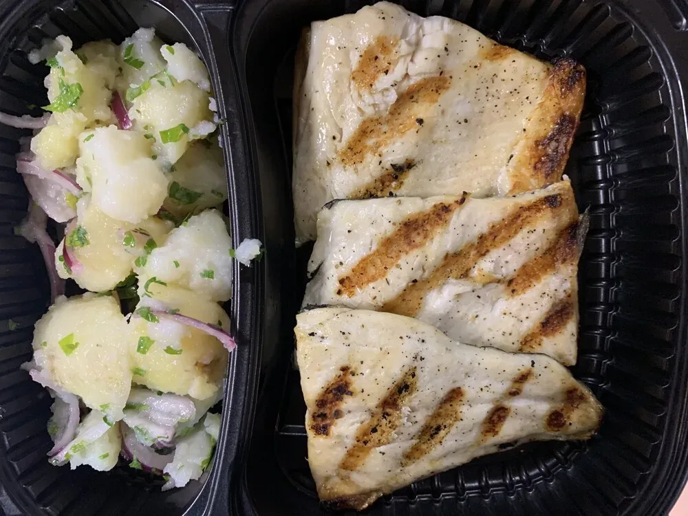 Филе от пъстърва на скара с гарнитура картофена салата