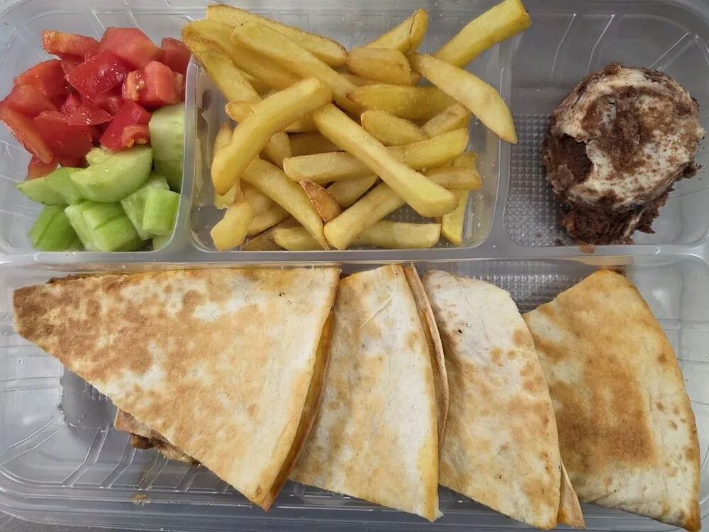 Комбо меню Кесадия с мляно свинско и телешко месо с чедър,червени и зелени чушки.