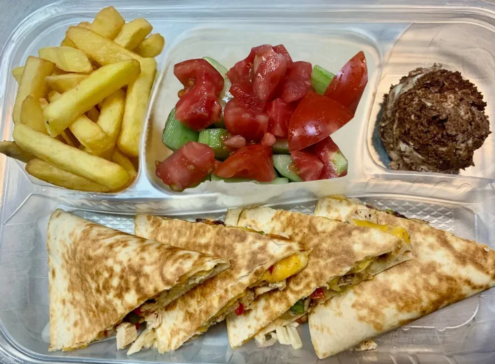 Комбо меню Кесадия с печено пиле,моцарела и чедър