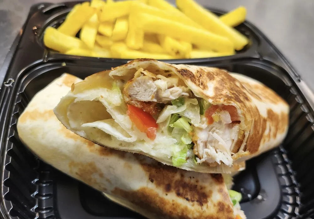 Тортила с хрупкаво пиле и пържени картофи