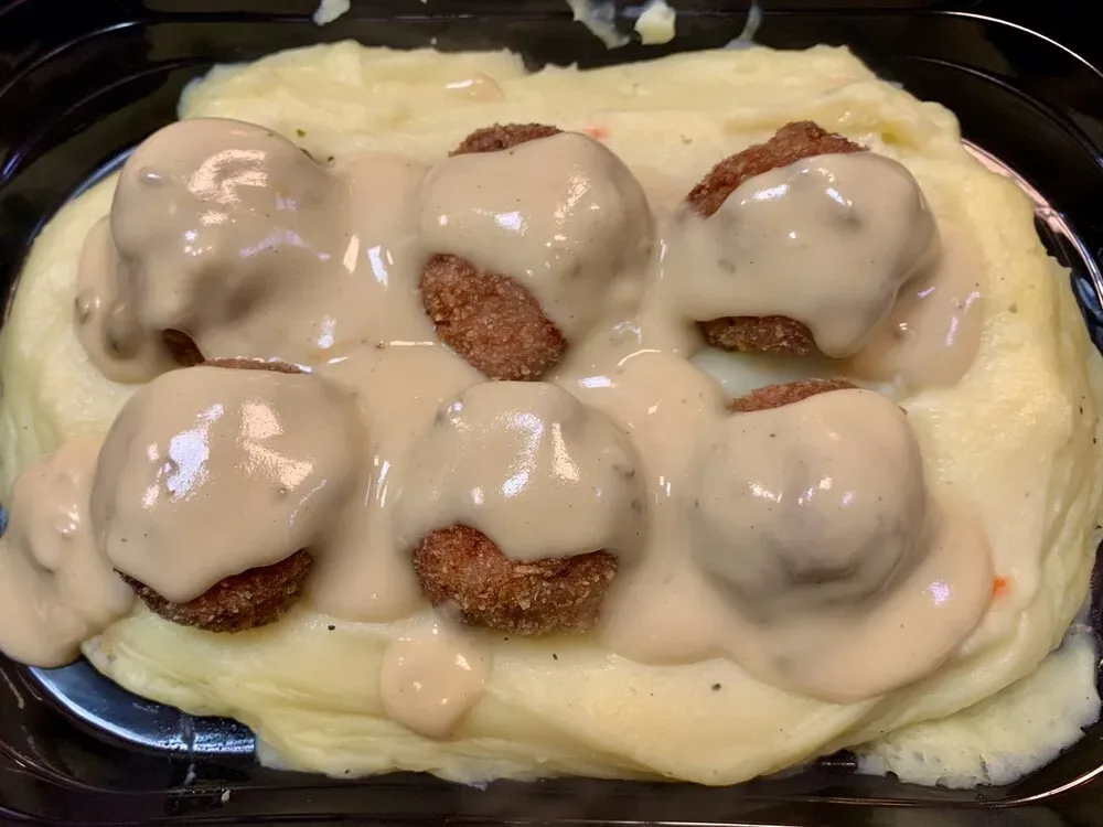 Пържени кюфтенца с картофено пюре и гъбен сос