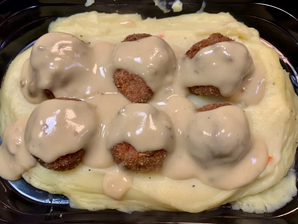 Пържени кюфтенца с картофено пюре и гъбен сос