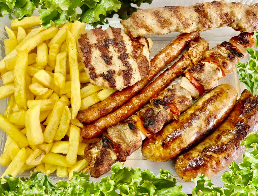 Свиснска мешана скара с пържени картофи