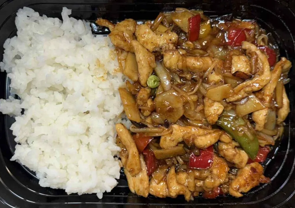 Терияки пиле с уоки зеленчуци и японски ориз