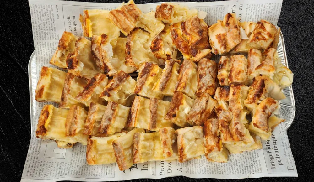 Домашна баница със сирене, яйца и масло