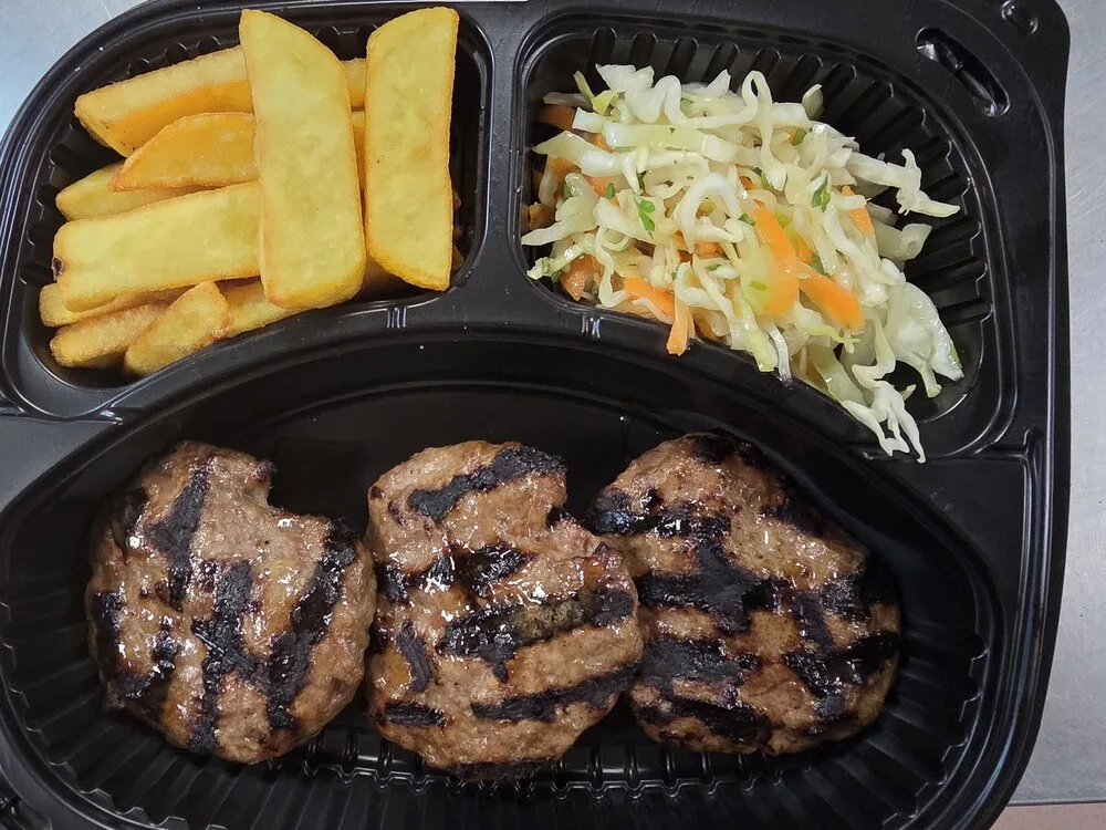 Медени телешки кюфтета на скара 3 бр с гарнитури пържени картофи и зеле и моркви