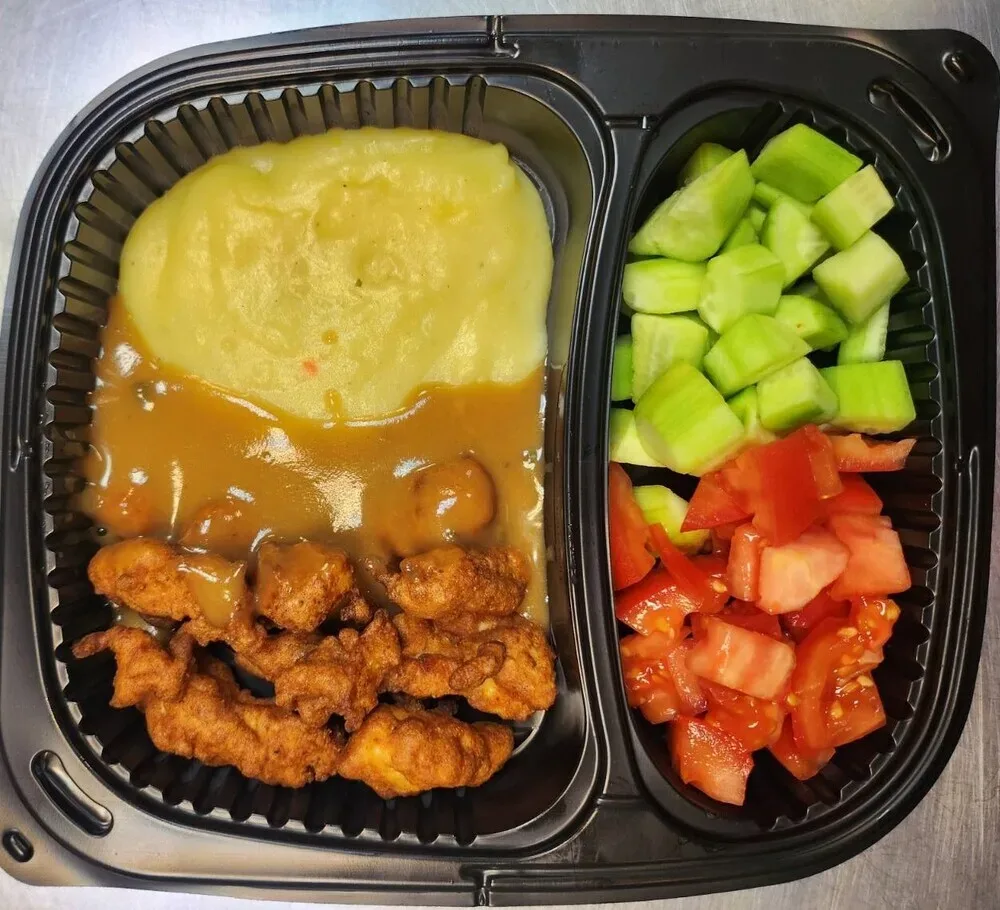 Пилешки хапки с пепър сос и картофено пюре с гарнитура домати краставици