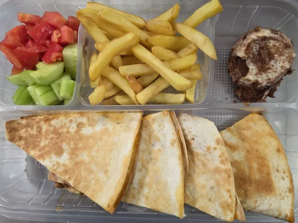 Комбо меню Кесадия с мляно свинско и телешко месо с чедър,червени и зелени чушки.